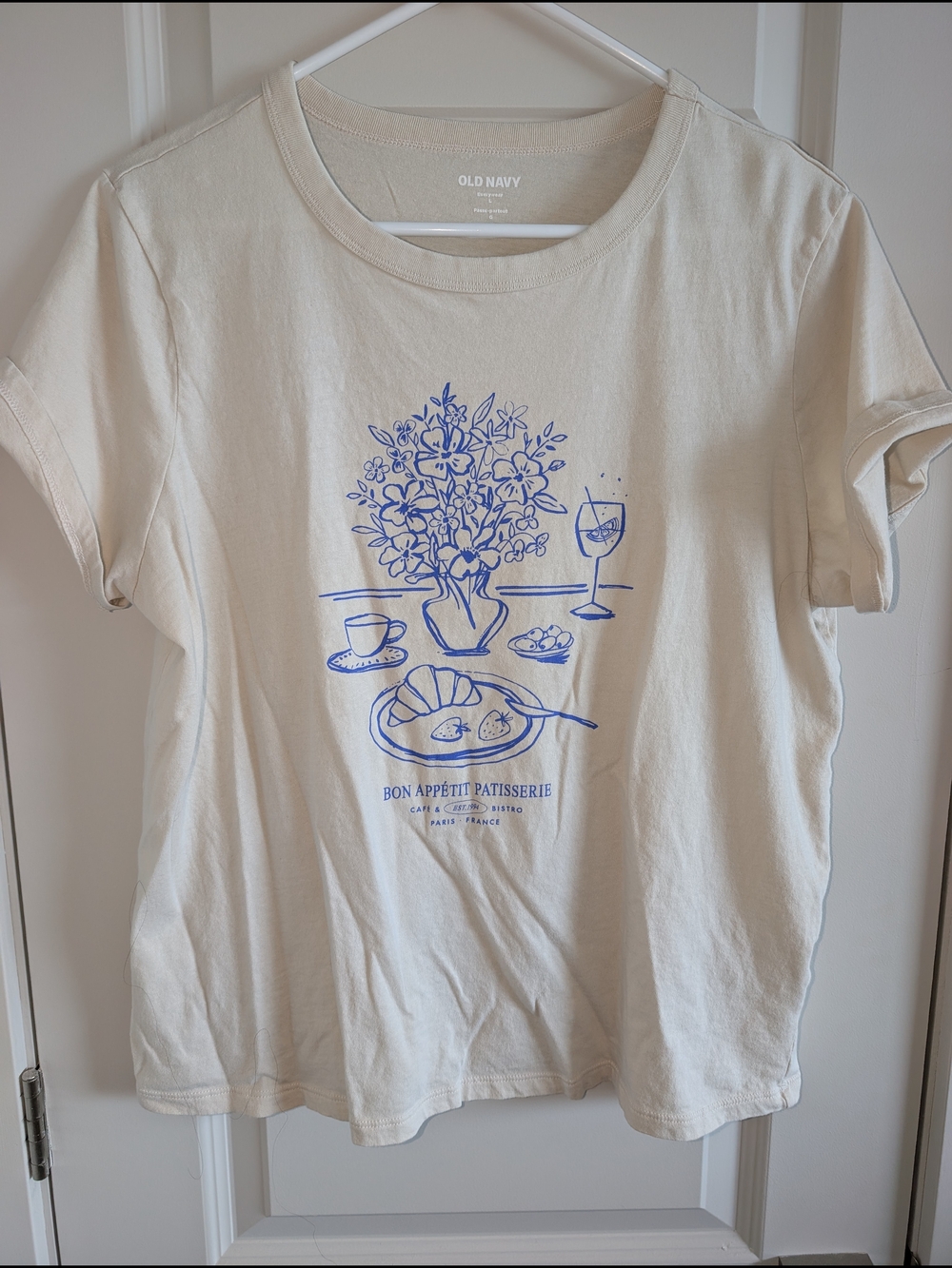 2/25$ 💓 Old Navy Cream Tee with Blue Patisserie Print